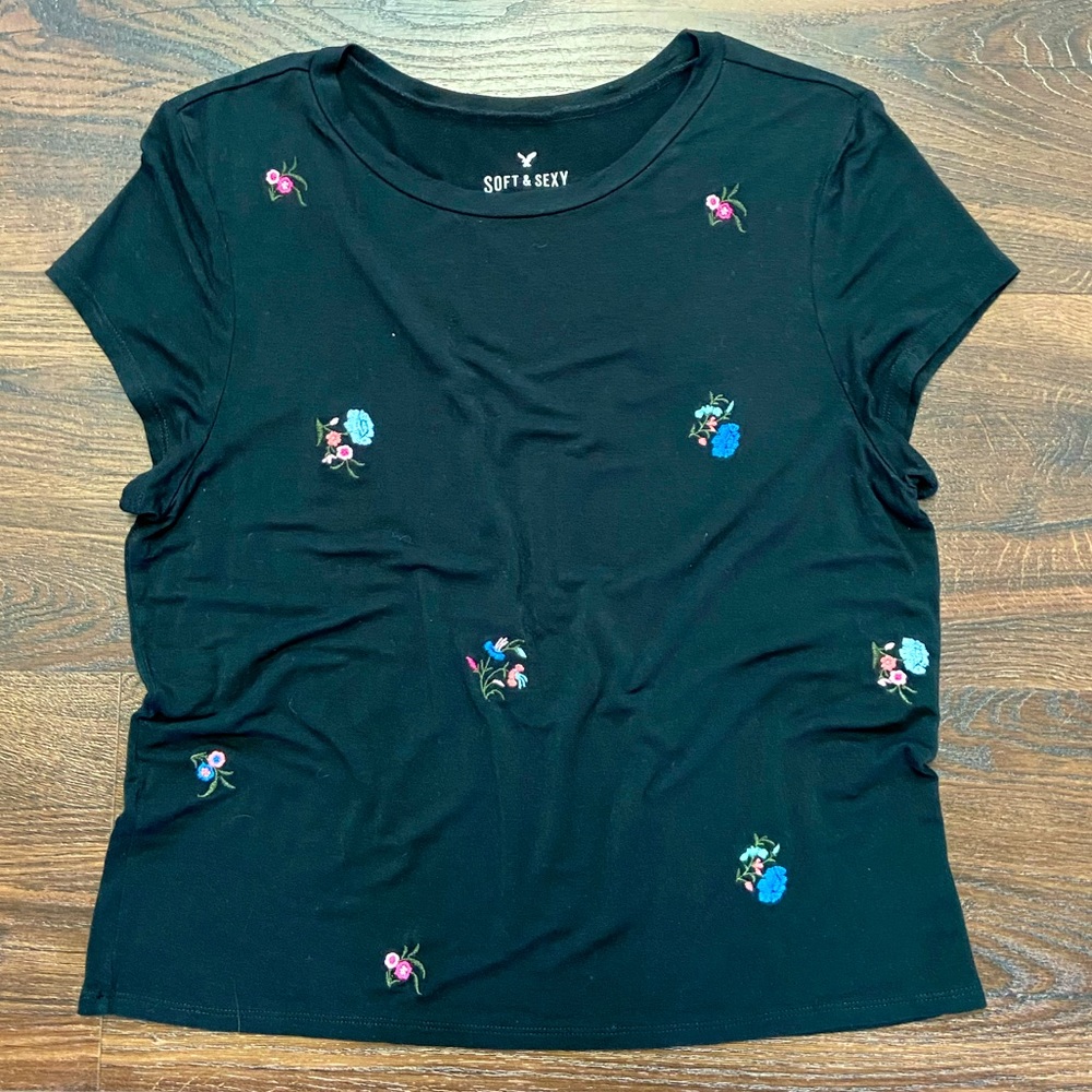 American Eagle soft & sexy floral embroidered tee - size L
